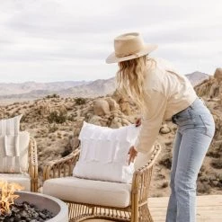 V Rugs & Home Summer Indoor/Outdoor Pillow New Outdoor